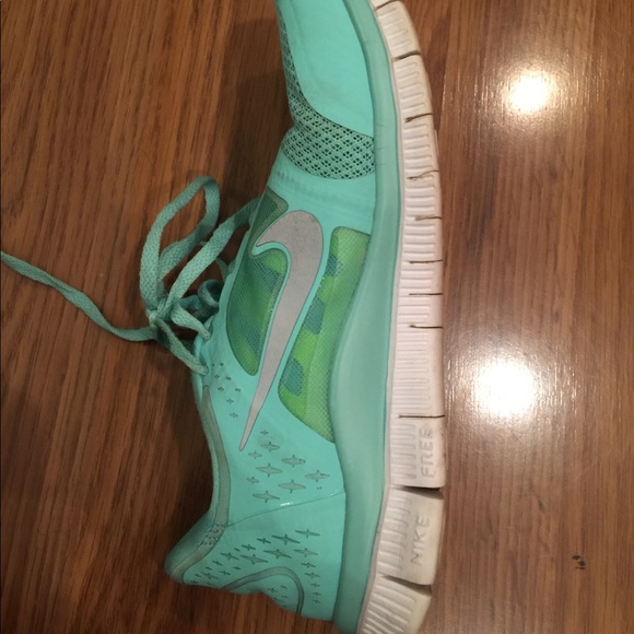 Nike women’s size 7 turquoise frees - Picture 6 of 11